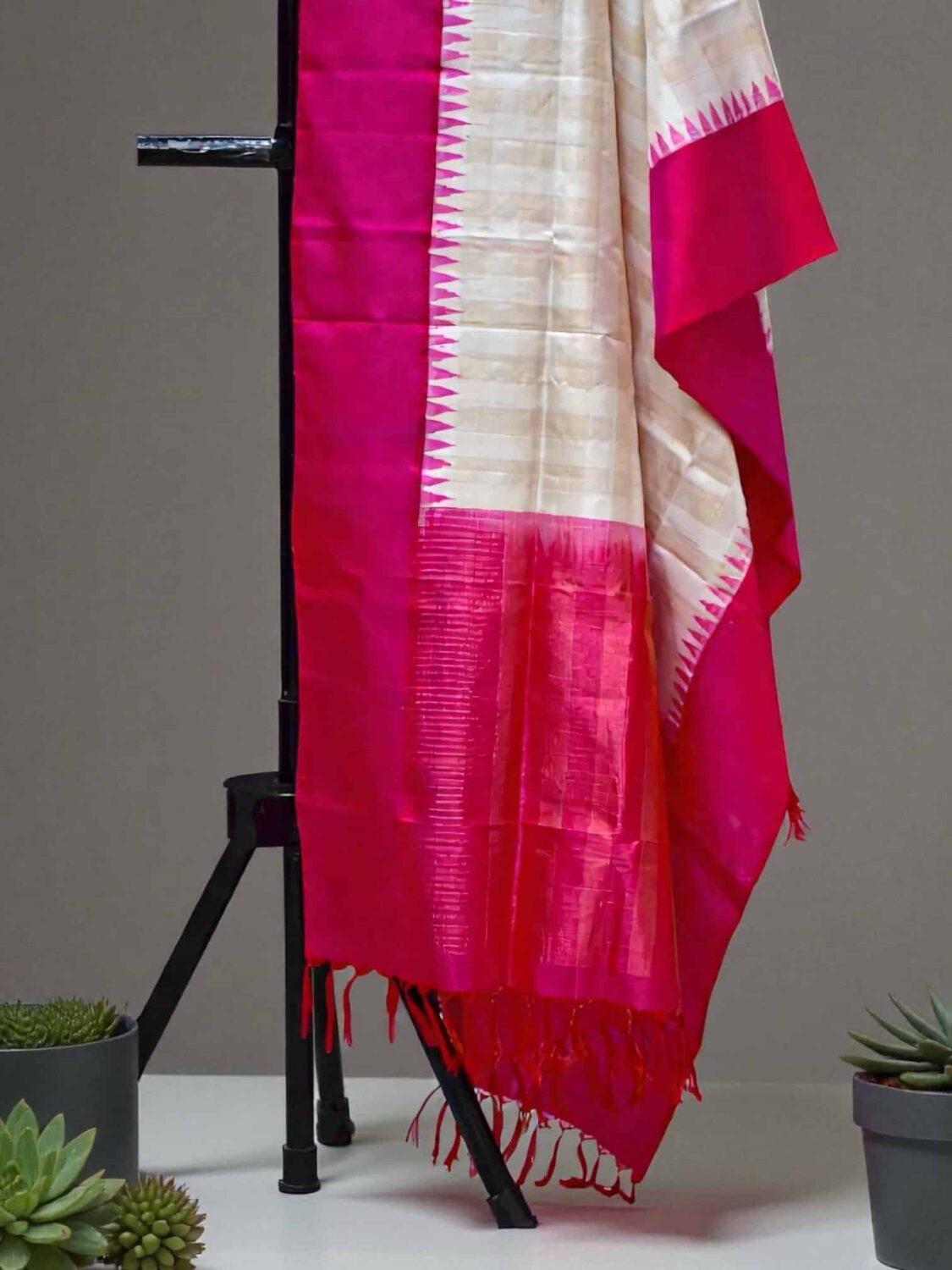 Cream gadwal duppata