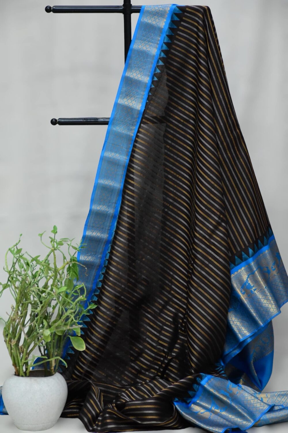 Black Gadwal Silk Saree | Sky Blue Pallu & Contrast Blouse
