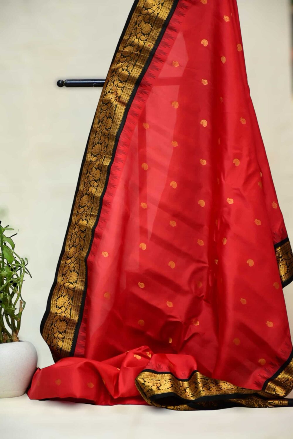 Black-red  vintage pure gadwal