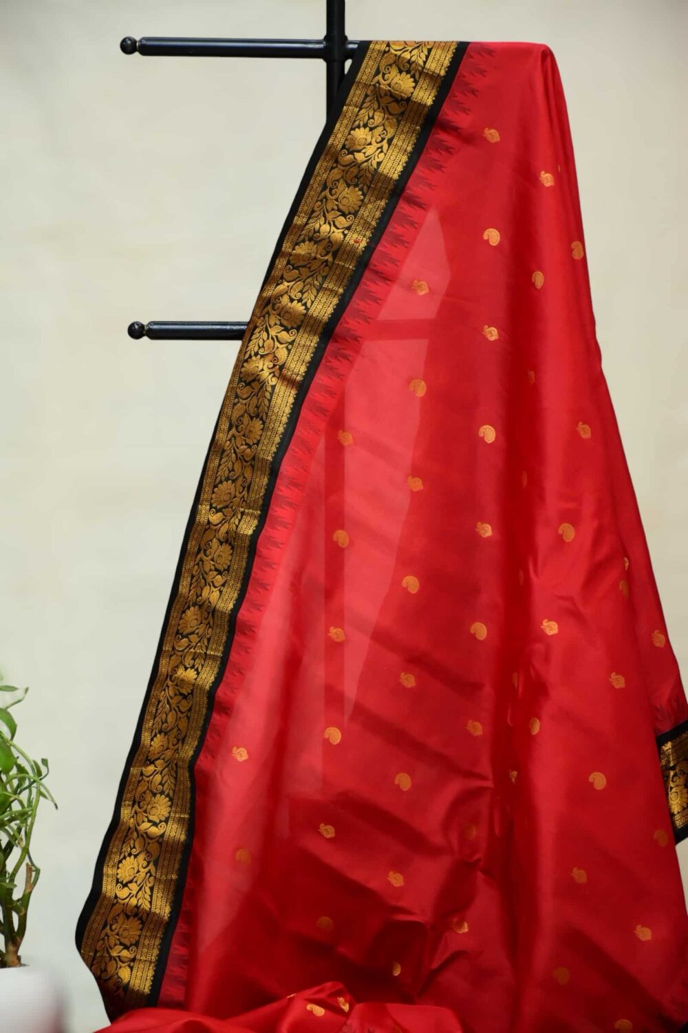 Black-red  vintage pure gadwal