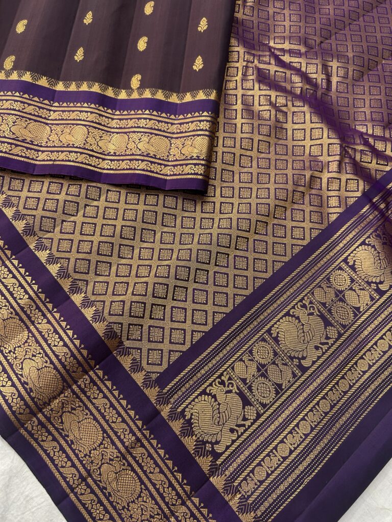 Wine Purple Vintage Pure Handloom Silk Gadwal Saree - view 3