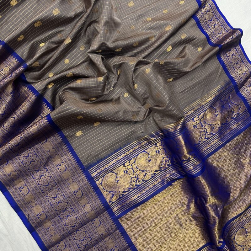 Grey Royal Blue Contrast Pure Gadwal Handloom Silk Saree - view 4